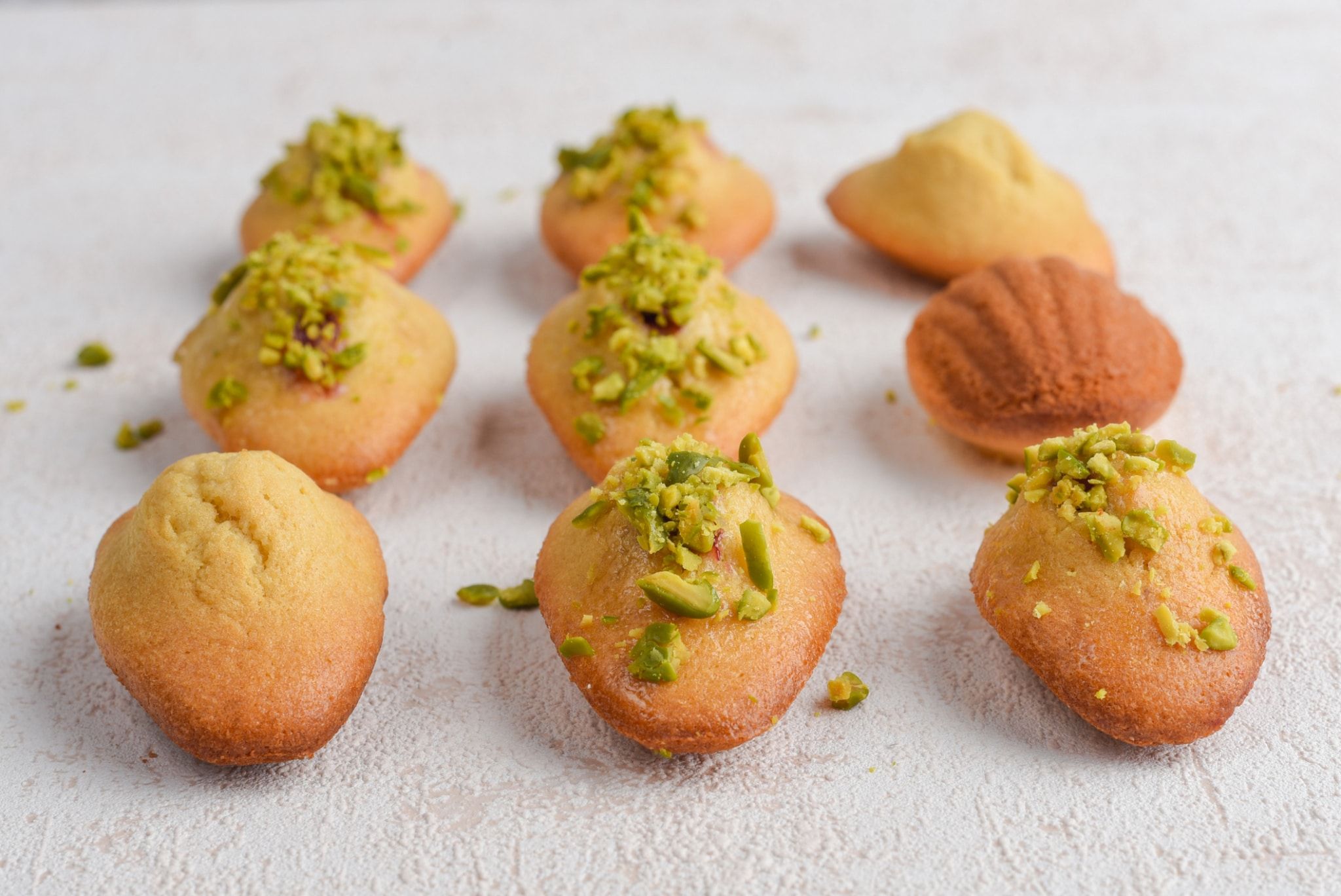 Madeleines aux pistaches et confiture de cerises