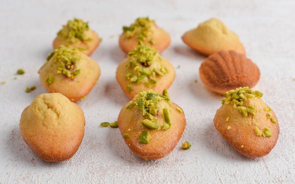 Madeleines aux pistaches et confiture de cerises