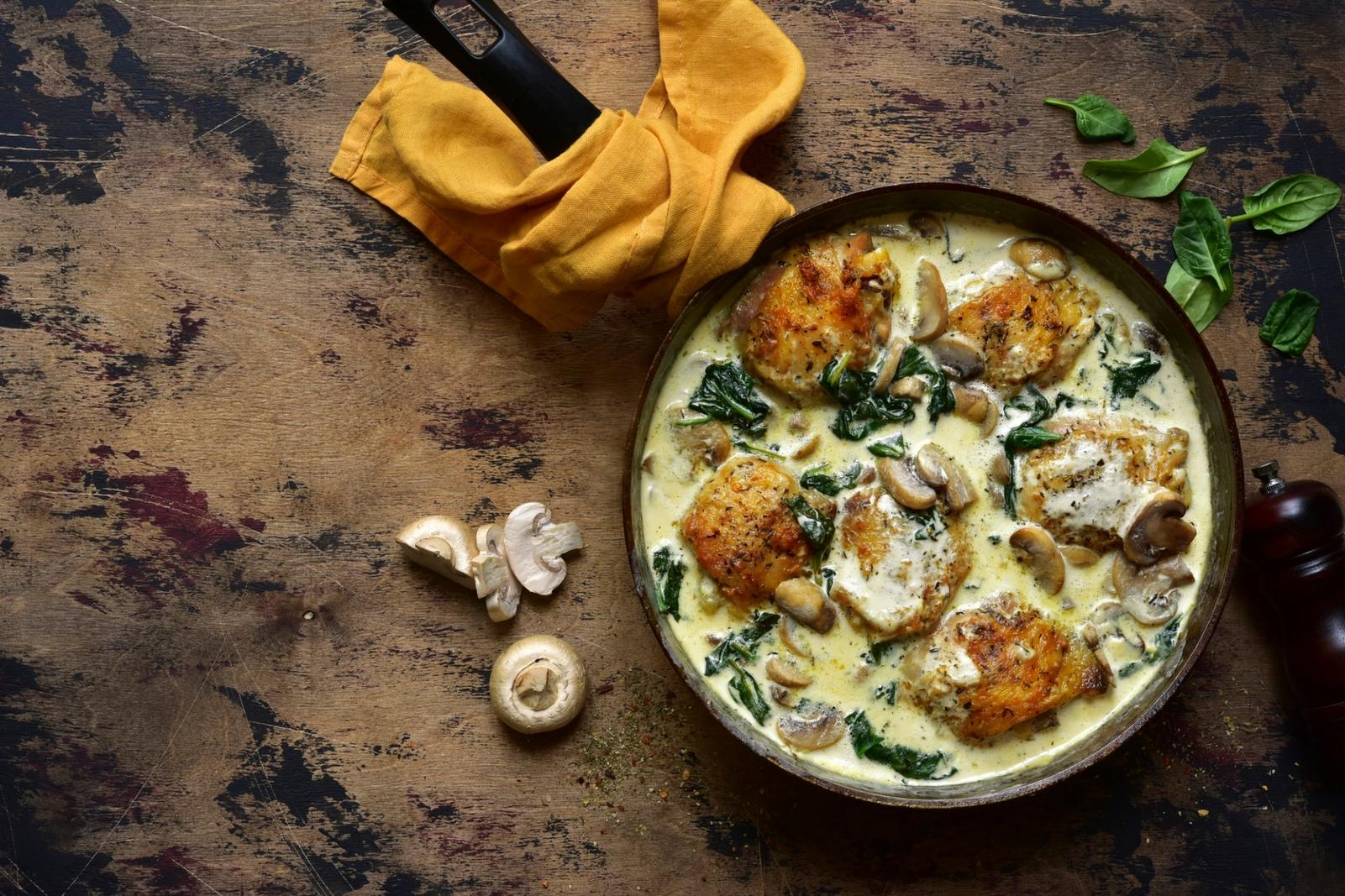 Recette cuisses de poulets à la sauce à la crème avec champignons et épinards