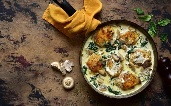Recette cuisses de poulets à la sauce à la crème avec champignons et épinards