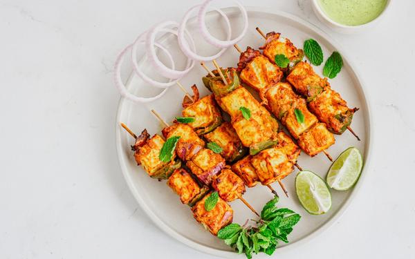 Brochettes de Paneer Tikka avec oignon, citron et chutney vert