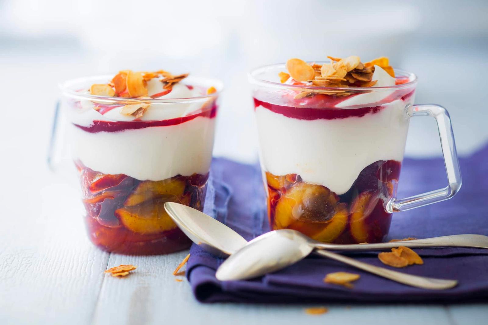 Coupe crémeuse aux quetsches en sirop, coulis de groseilles et amandes effilées caramélisées