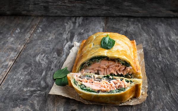 Wellington de saumon avec épinards et champignons