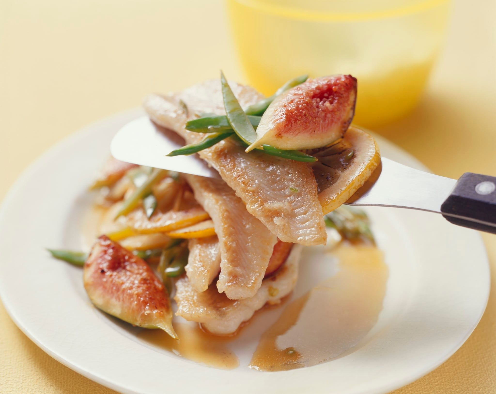 Sole frite, figues et pois gourmands au citron