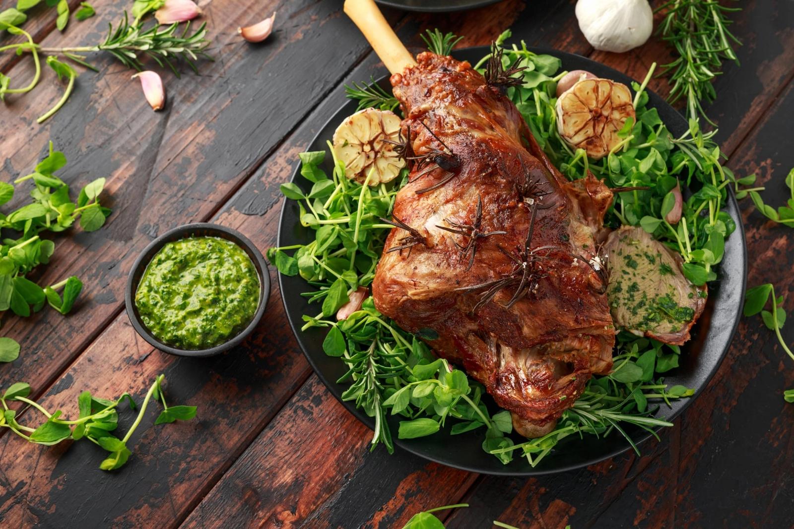 Cuisse d’agneau rôtie au romarin, ail et sauce à la menthe