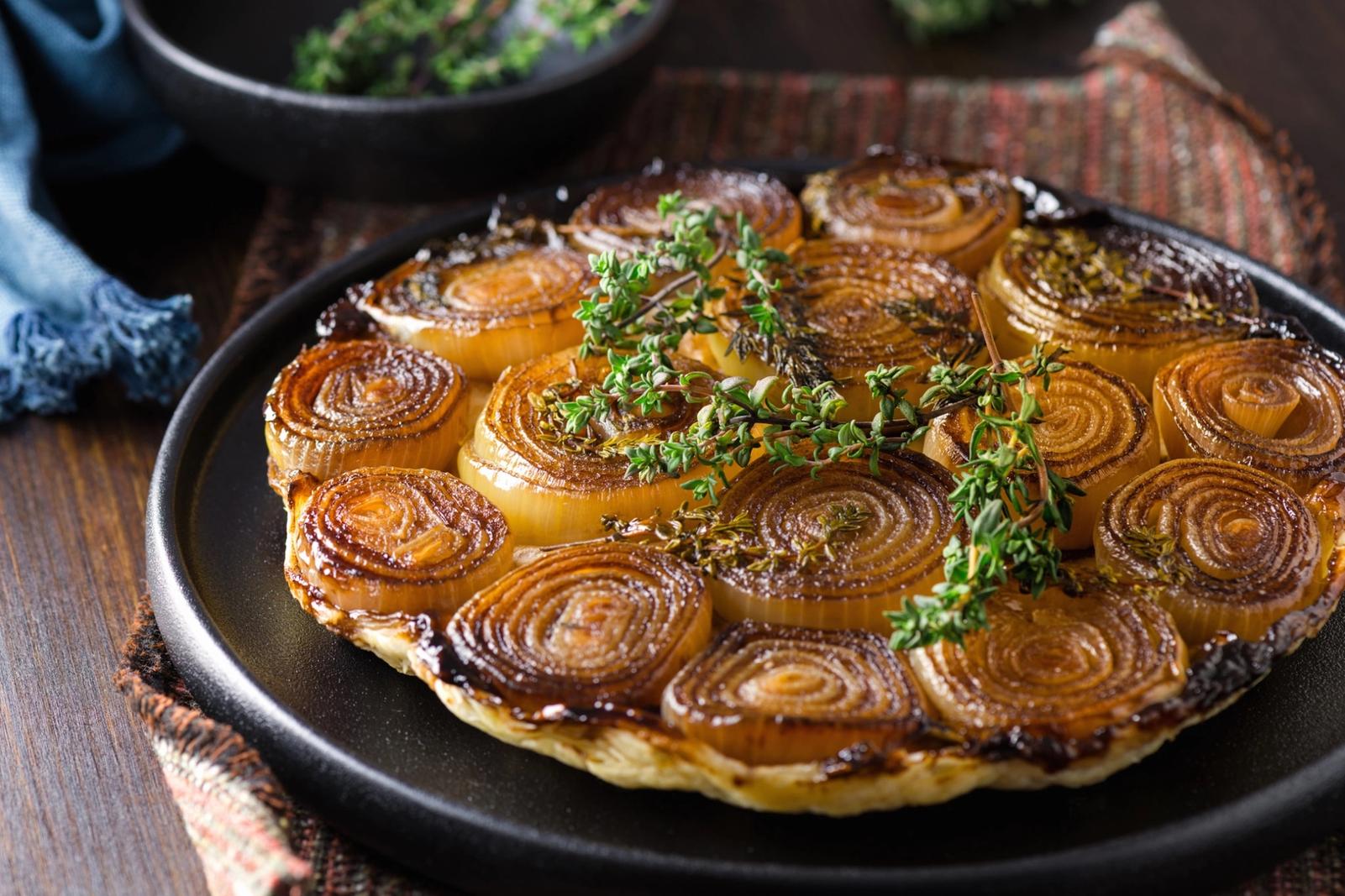 Tarte Tatin d’oignons caramélisés au thym