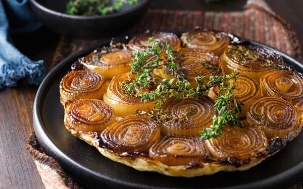 Tarte Tatin d’oignons caramélisés au thym