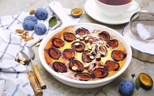 Clafoutis (flan) aux prunes rouges