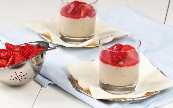 Riz au lait à la noix de coco avec coulis de fraise
