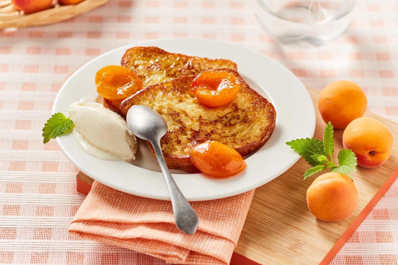 Brioche perdue aux abricots rôtis et glace à la vanille