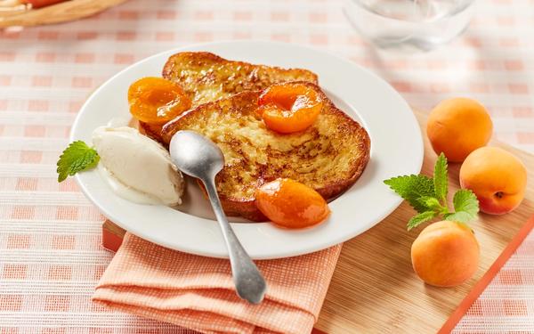 Brioche perdue aux abricots rôtis et glace à la vanille