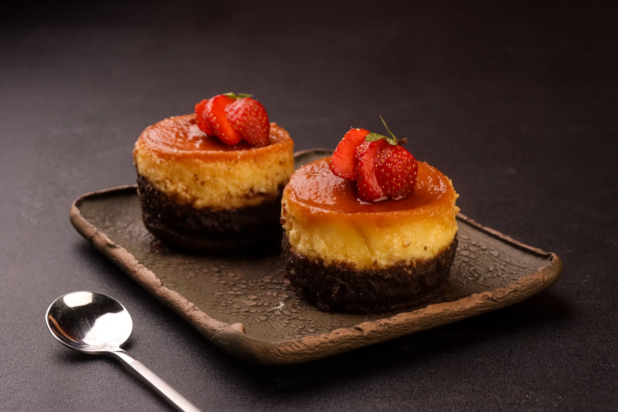 Gâteau au caramel sur brownie, garni de fraises