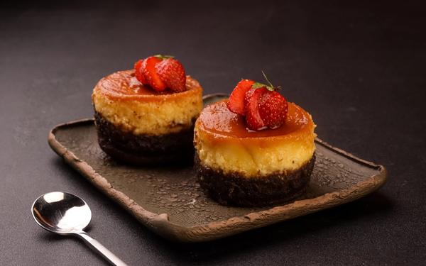 Gâteau au caramel sur brownie, garni de fraises