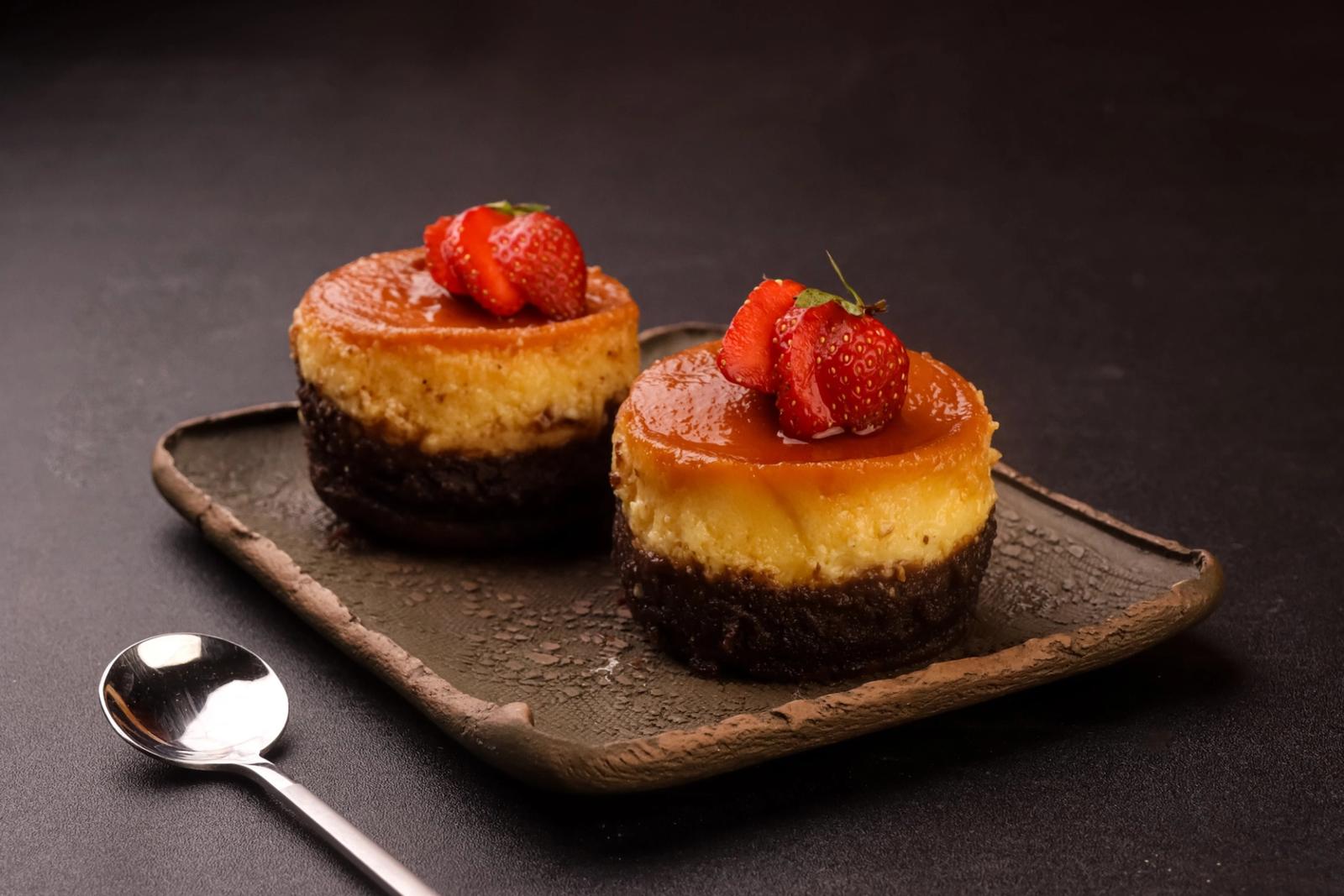 Gâteau au caramel sur brownie, garni de fraises