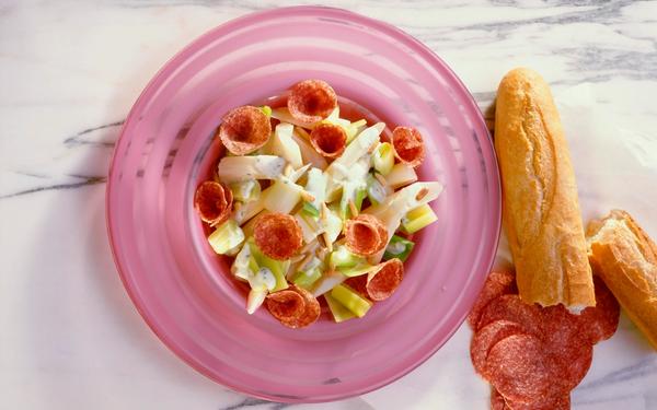 Salade de poireaux au salami et graines de tournesol