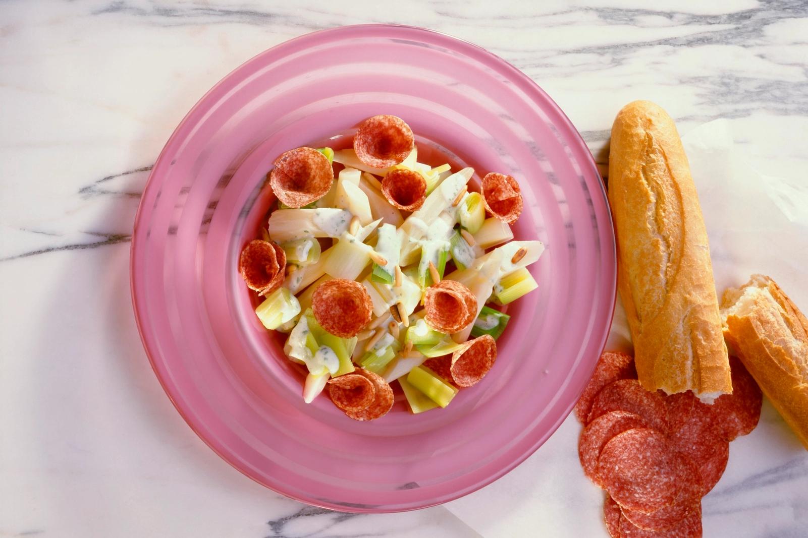 Salade de poireaux au salami et graines de tournesol