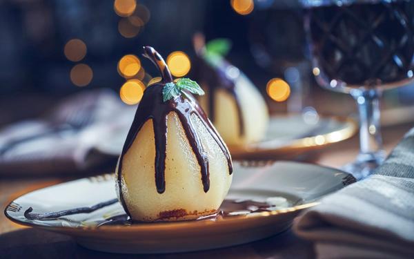 Poires pochées au sirop de citron à la vanille glacée au chocolat noir