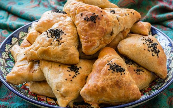 Samsa ou Sambousak farcis à la viande hachée, au fromage ou aux légumes