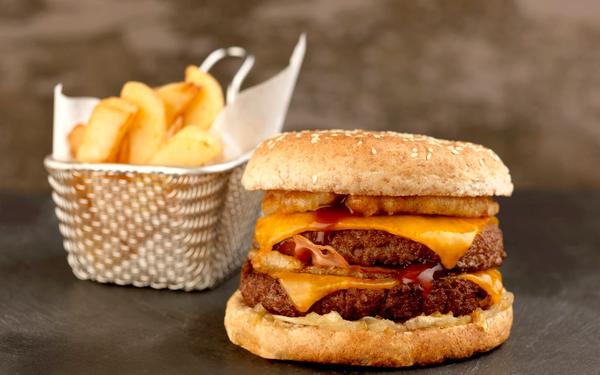 Double burger au bacon et galettes de pomme de terre, frites