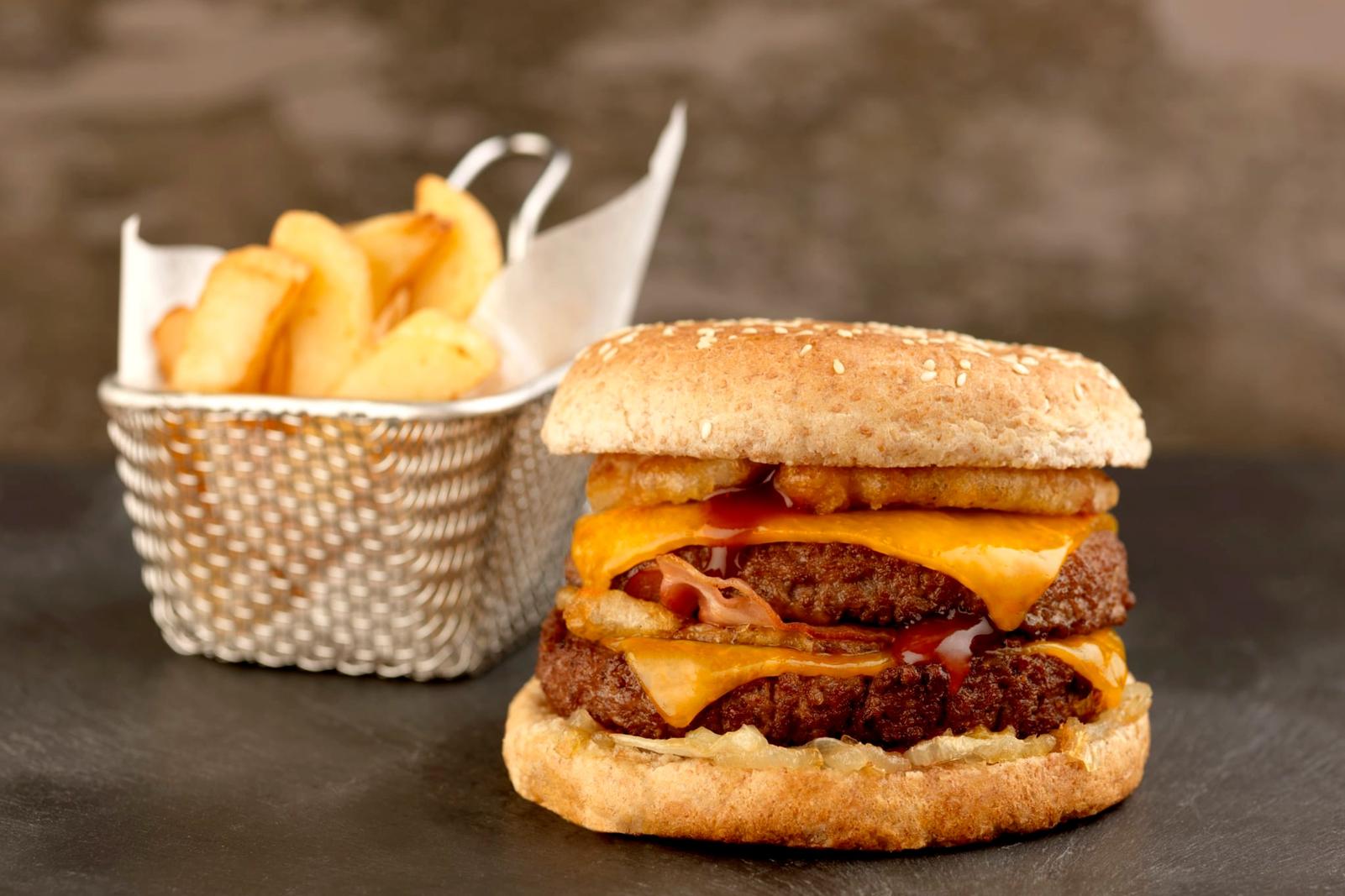 Double burger au bacon et galettes de pomme de terre, frites