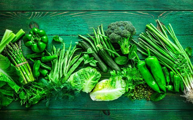 Bicarbonate dans l’eau de cuisson : l’astuce pour des légumes verts éclatants