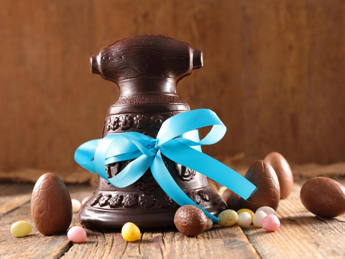 Pâques : cloches, chocolat et agneau – de l’Antiquité à nos tables aujourd’hui