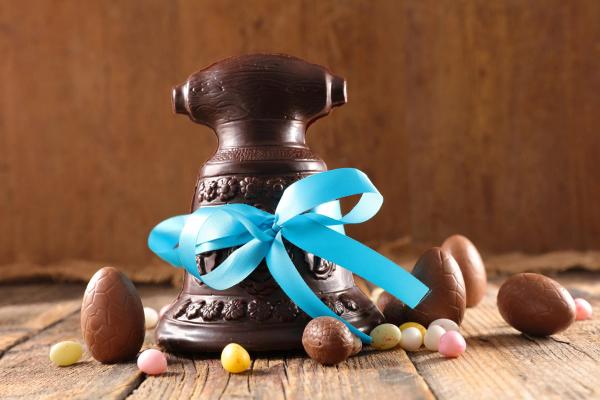 Pâques : cloches, chocolat et agneau – de l’Antiquité à nos tables aujourd’hui