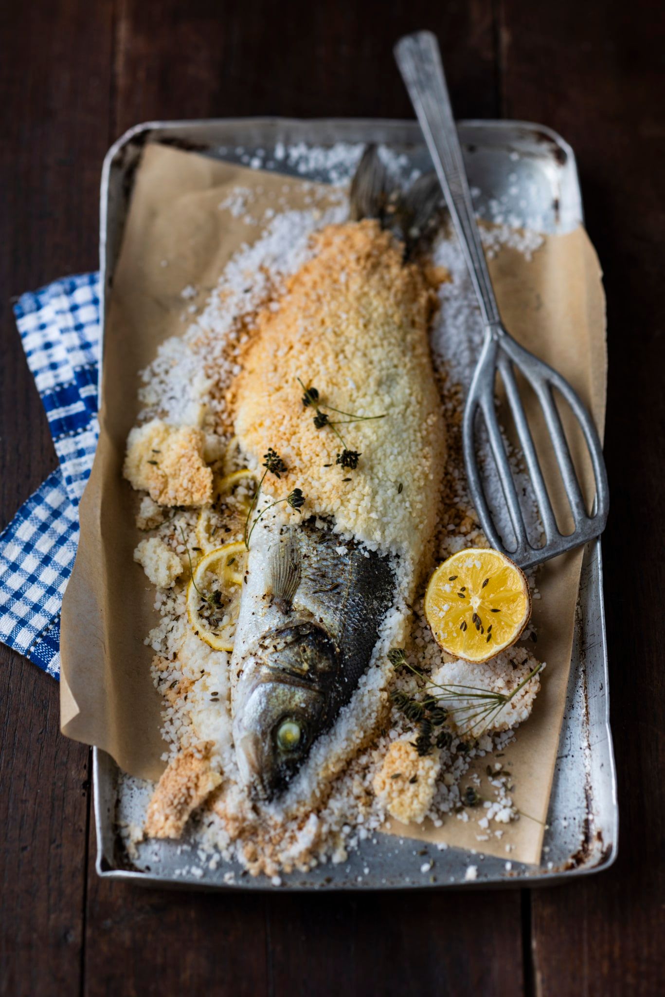 Bar en croûte de sel au citron et aux graines de fenouil