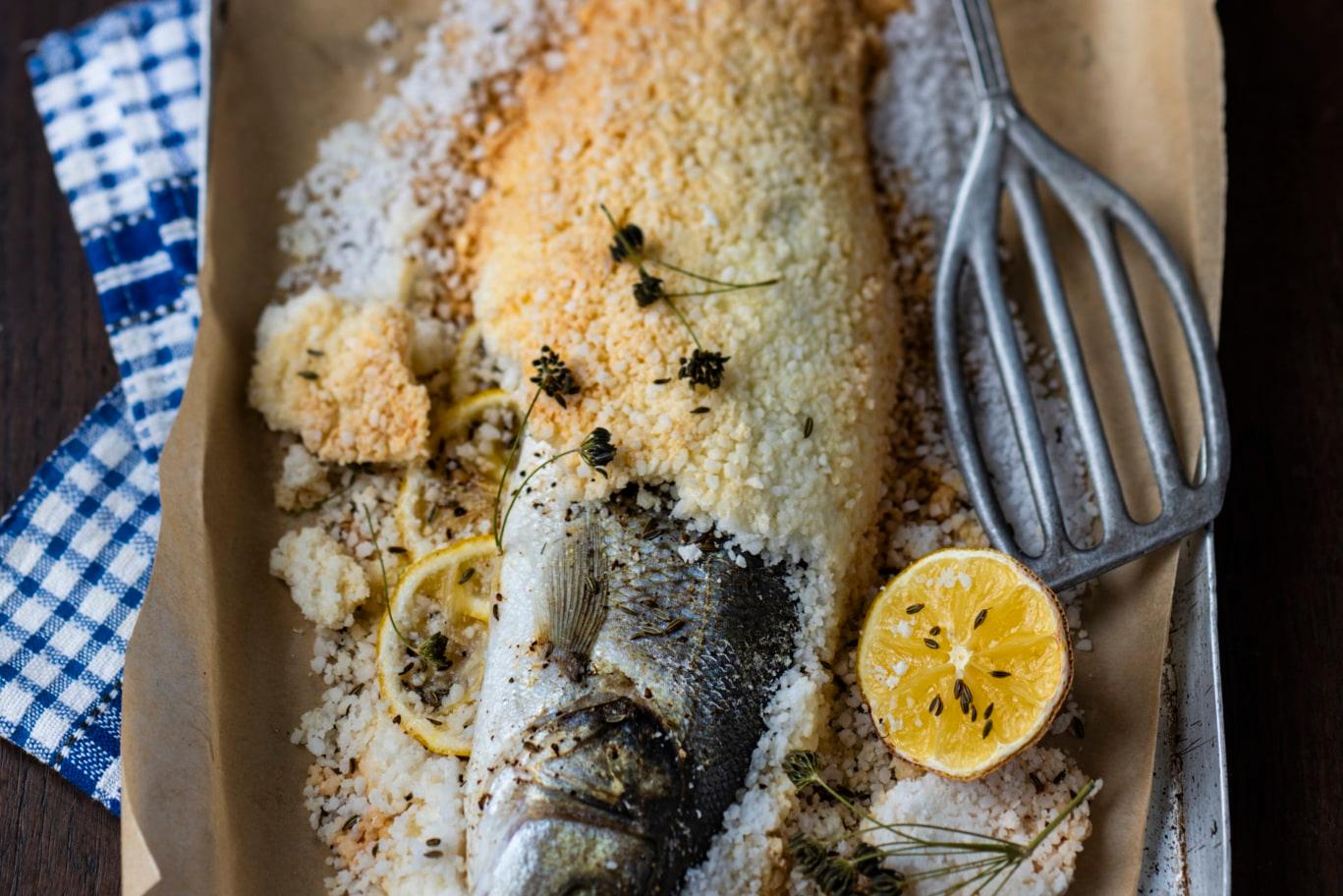 Bar en croûte de sel au citron et aux graines de fenouil