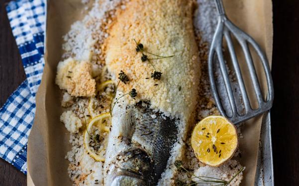 Bar en croûte de sel au citron et aux graines de fenouil