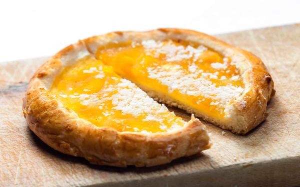 Tarte tchèque traditionnelle fourrée à la confiture d'abricots