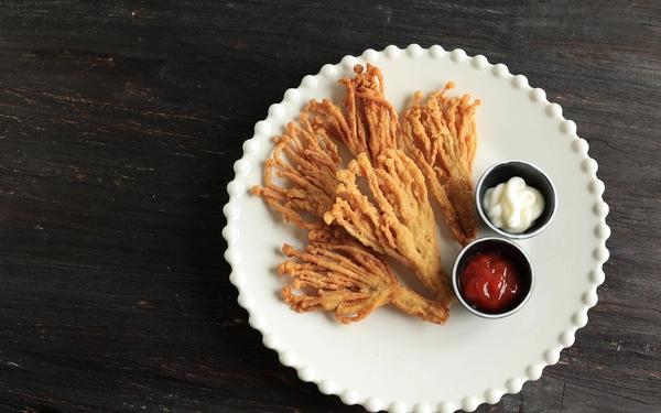 Champignons frits (enoki ou aiguille d'or), avec sauce tomate