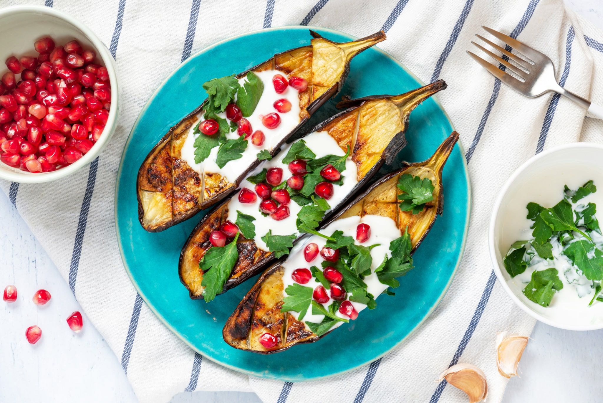 Aubergines rôties au yaourt, persil et grenade