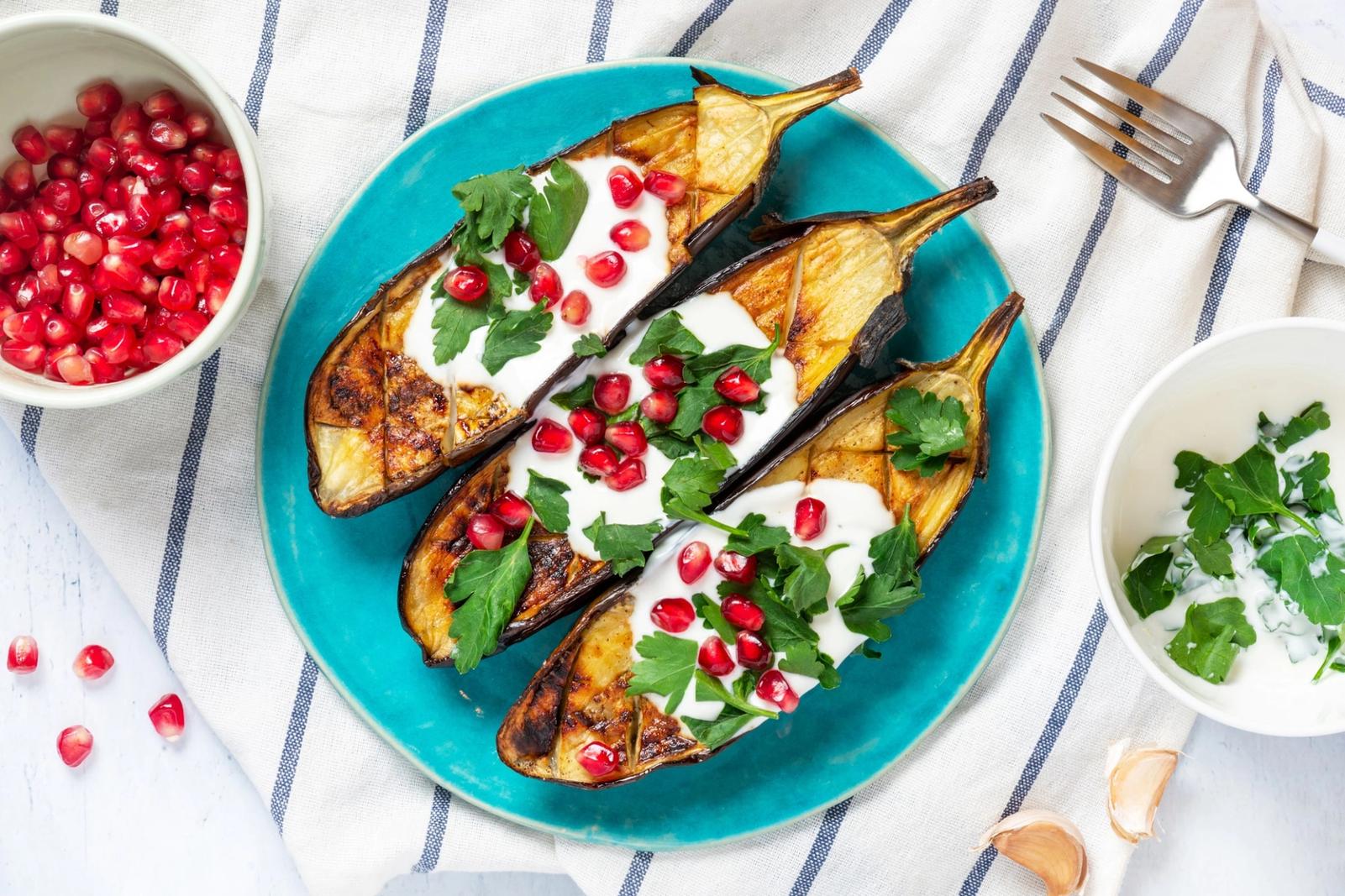 Aubergines rôties au yaourt, persil et grenade