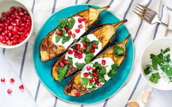 Aubergines rôties au yaourt, persil et grenade