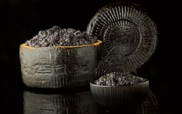 Crémeux au riz à l'encre de seiche en coque de fromage