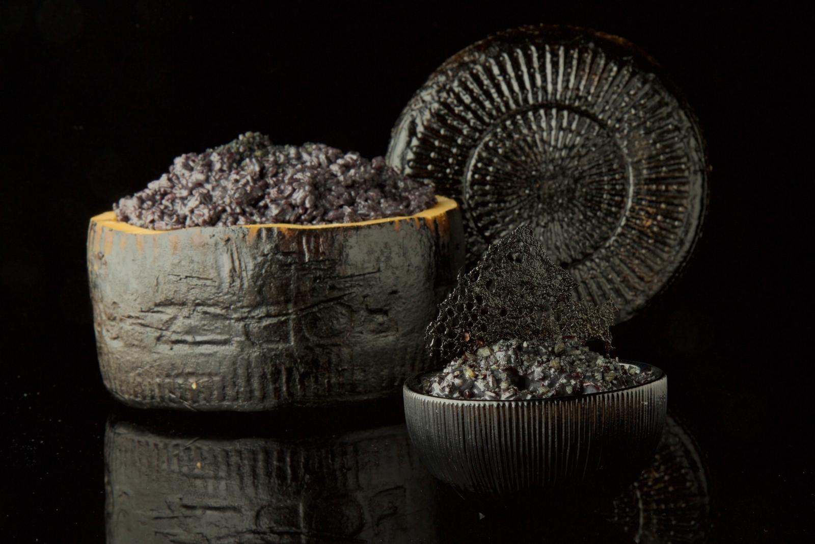 Crémeux au riz à l'encre de seiche en coque de fromage
