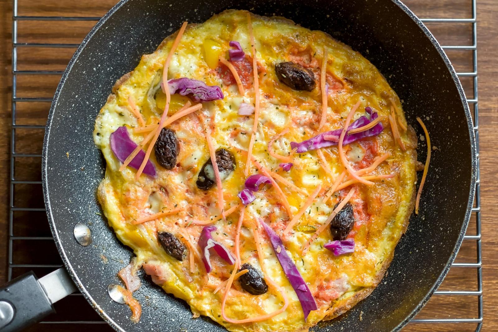 Frittata au jambon, cheddar, chou, carottes et olives de Kalamata