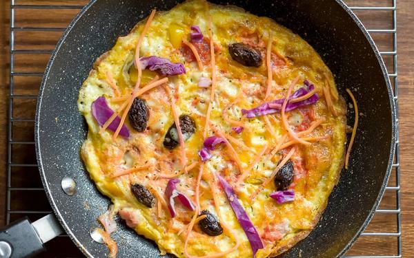 Frittata au jambon, cheddar, chou, carottes et olives de Kalamata