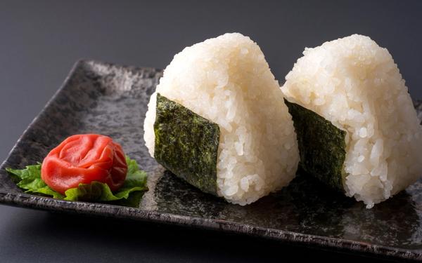 Boulettes de riz japonaises (onigiri) et prunes marinées