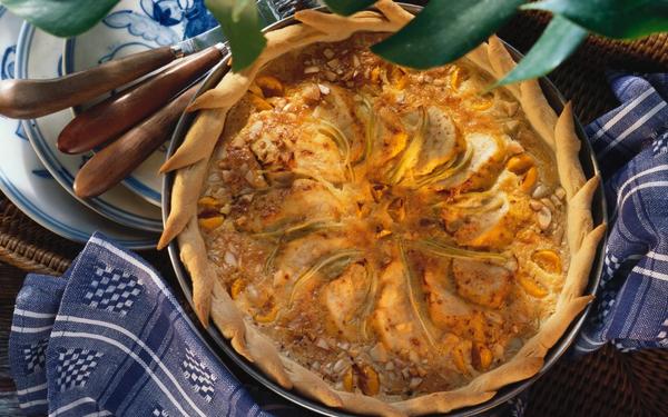 Tarte exotique au blanc de poulet, céleri, physalis et amandes