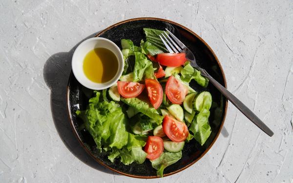Salade de tomate concombre et laitue romaine
