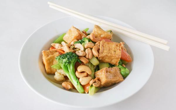 Tofu aux noix de cajou et légumes