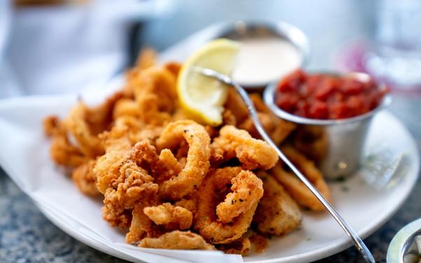 Calmars frits style cajun, sauce aïoli et sauce cocktail