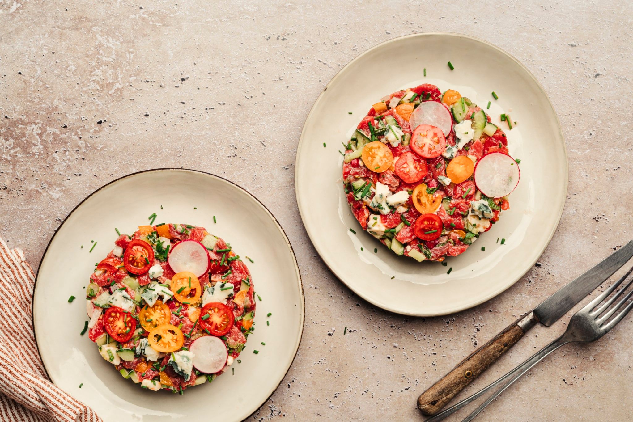 Tartare de bœuf au roquefort, tomates multicolores et légumes croquants