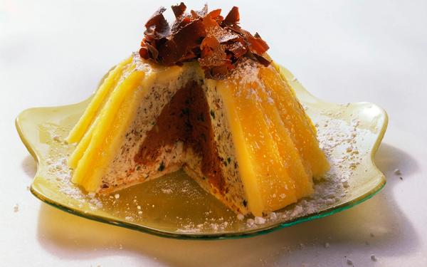 Zuccotto (gâteau en dôme glacé, glaçage à l'abricot)