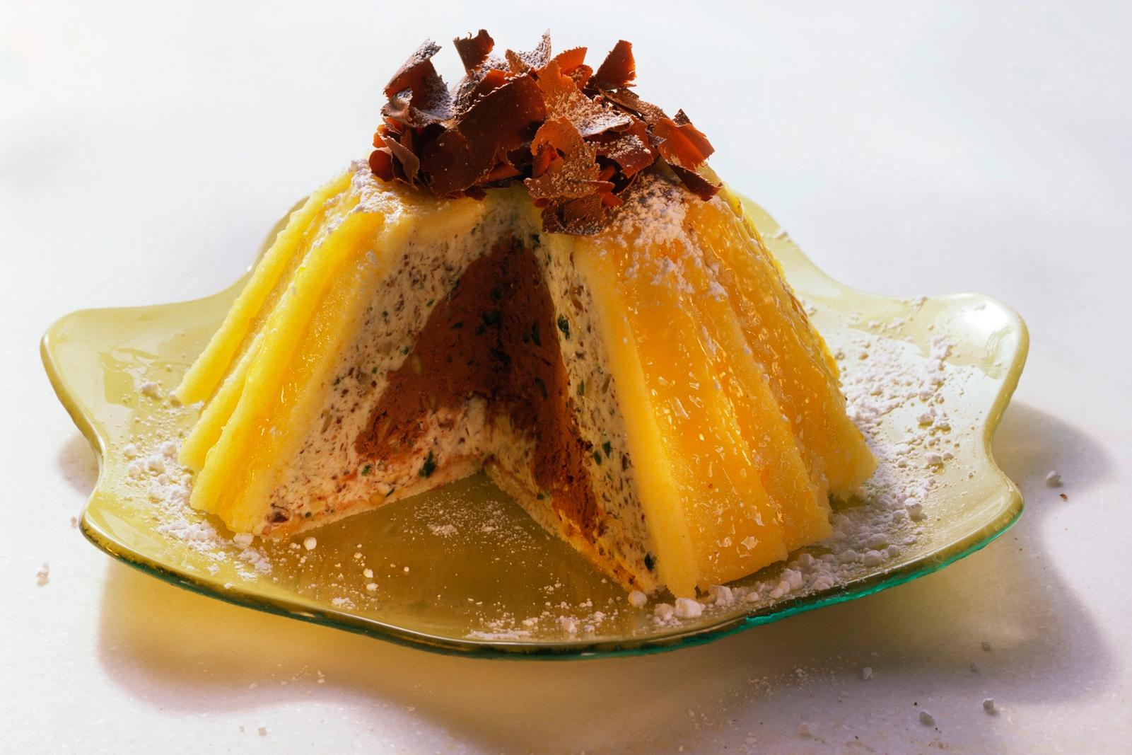 Zuccotto (gâteau en dôme glacé, glaçage à l'abricot)