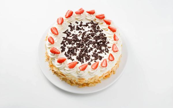 Gâteau éponge à la crème, aux fraises et au chocolat râpé