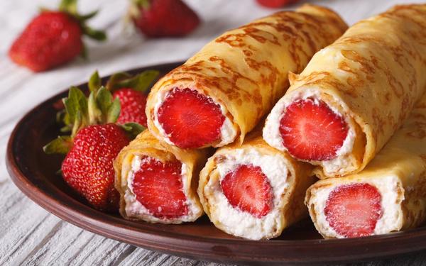 Crêpes fourrées à la fraise et fromage blanc