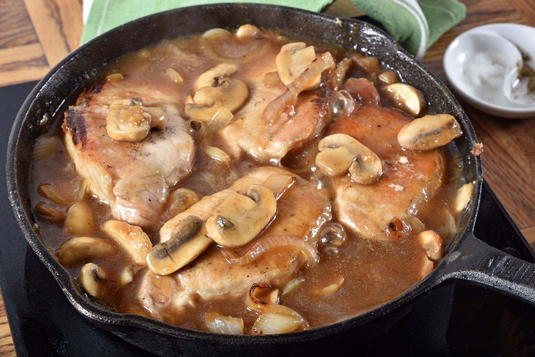 Côtelettes de porc sauce aux champignons